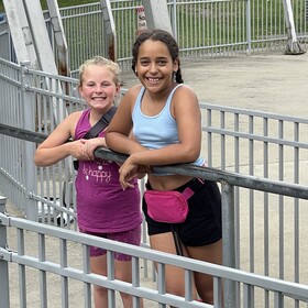 deux élèves devant un manège à La Ronde